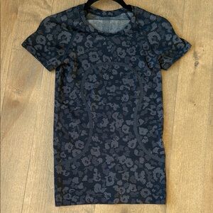 lululemon athletica swiftly short sleeve tee marine blue and Gray